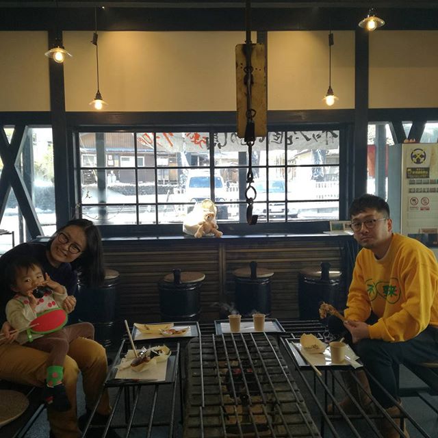 都心から親子三人で奥多摩ドライブにいらした途中、お昼ごはんに立ち寄って下さいました一歳の娘さんが、ミニばくをずっと離さないで食べてくれたのがとても嬉しかったですご来店ありがとうございました♪ #蔵 #筏 #ikada #japan  #Tokyo #mitake #御岳 #御岳山 #mitakesan #御岳渓谷#御嶽駅 #奥多摩 #多摩川 #ブドウ山椒 #おにぎり #スノーアタック #ツーリング #ロードバイク #アルパインクライミング #ジムニー #JA22 #武蔵御嶽神社 #御岳登山鉄道  #犬 #ペット可 #奥多摩ドライブ