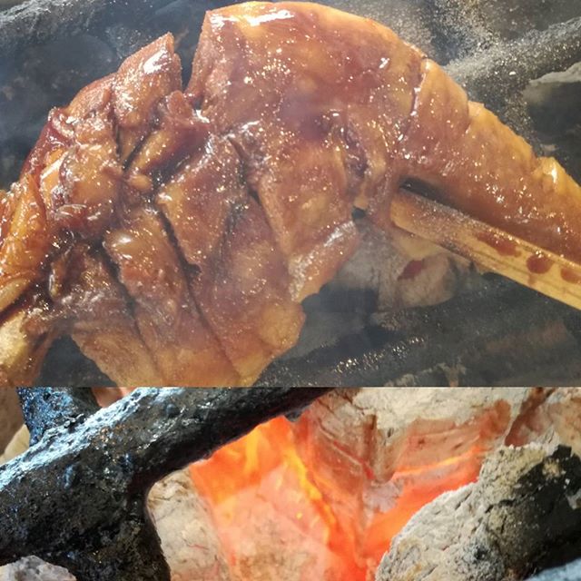 むかし鳥には食べやすい様にハサミをお付けしていますが、もちろんそのままガブッと召し上がって頂いてOKです添えてあるブドウ山椒と一緒に食べると鶏の旨味が引き立ちますおかわり自由の昆布汁付きで¥730税込です#蔵 #筏 #ikada #japan #Tokyo #mitake #御岳 #御岳山 #mitakesan #御岳山ロックガーデン #武蔵御嶽神社 #多摩川 #御岳渓谷 #奥多摩 #ブドウ山椒 #おにぎり#tasty #バイク #ロードバイク #デッドエンド #ジムニー #JA22 #ペット可 #炭火焼
