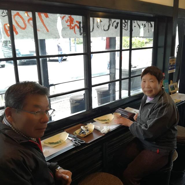 むかし鳥の焼きあがりをお待ち頂いている、TCNの番組“西多摩マルかじり”をご覧になってお越し頂いたご夫婦です炭炉の周りに別のお客様たちがいらしたのでカウンターに座って頂きましたが、樽椅子に興味を示されて、店主の説明を熱心に聞いて下さいましたご来店ありがとうございました #蔵 #筏 #ikada #japan #Tokyo #mitake #御岳 #御岳山#mitakesan #御岳山ロックガーデン #武蔵御嶽神社 #多摩川 #御岳渓谷 #奥多摩 #ブドウ山椒 #おにぎり #tasty #バイク #ロードバイク #カヌー #カヤック #リバーSUP #デッドエンド #ジムニー #ペット可 #西多摩マルかじり
